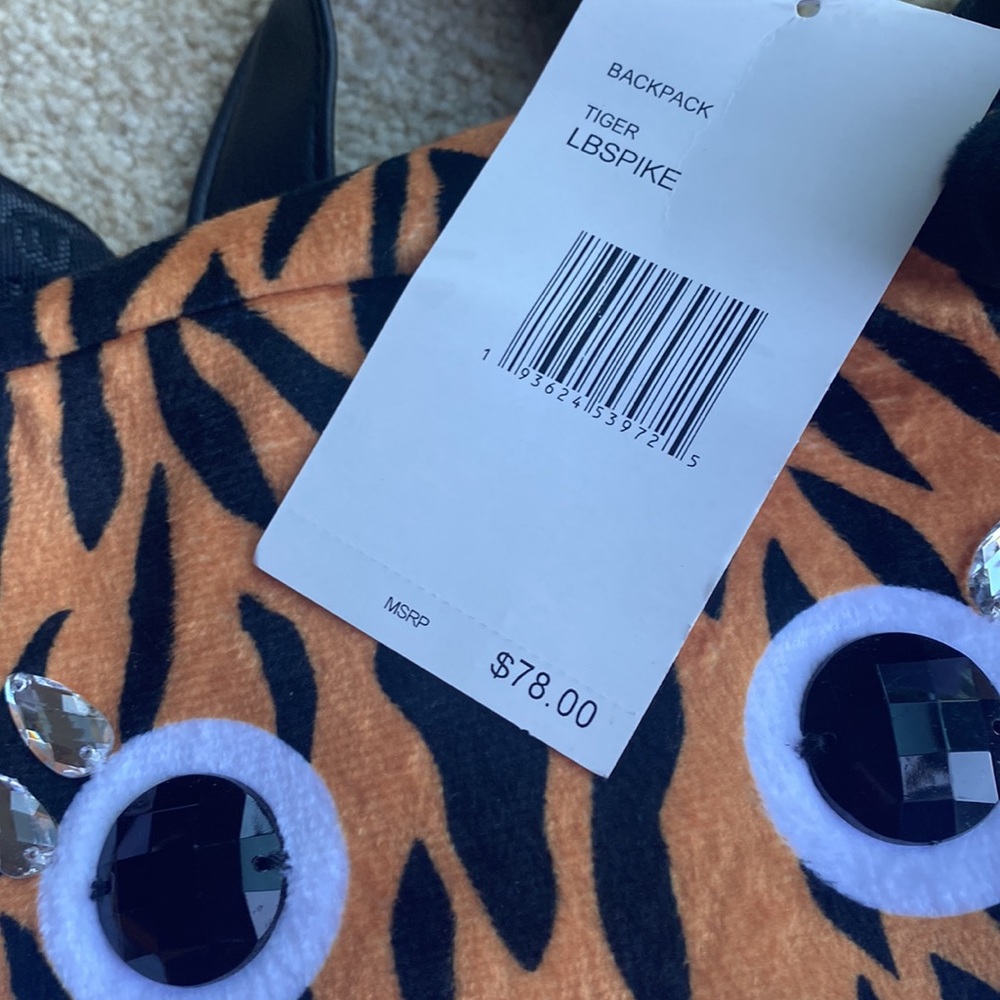NWT Betsey Johnson Soft and Fuzzy Tiger Backpack with Tail - Picture 4 of 8